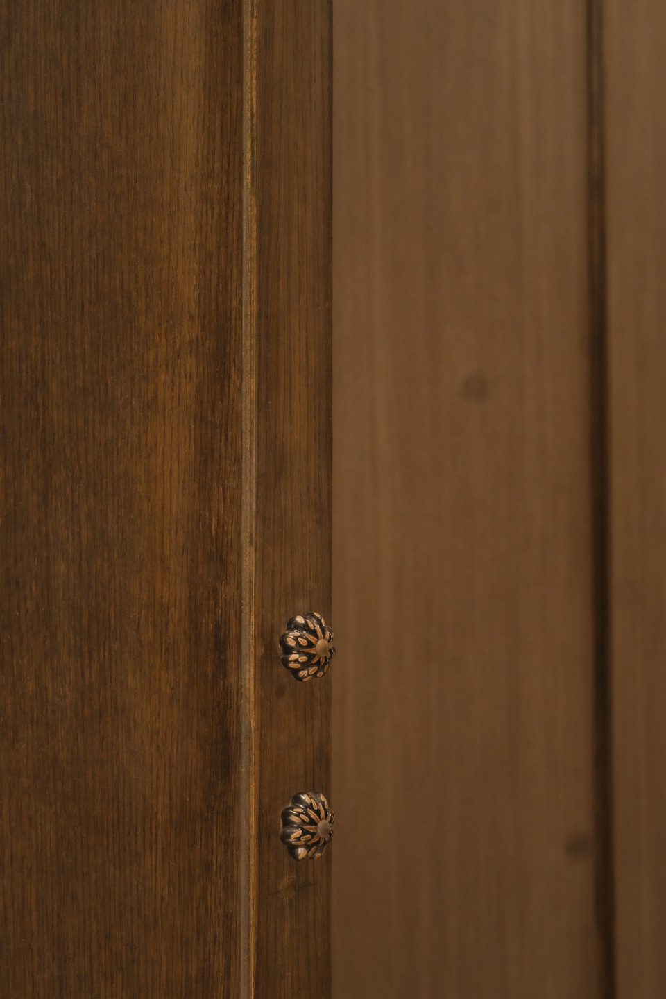 Antique-inspired floral cabinet knob in dark timber