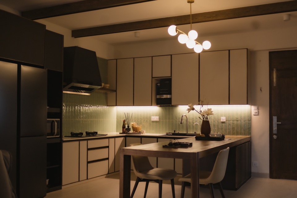 Open kitchen arranged around an integrated dining table