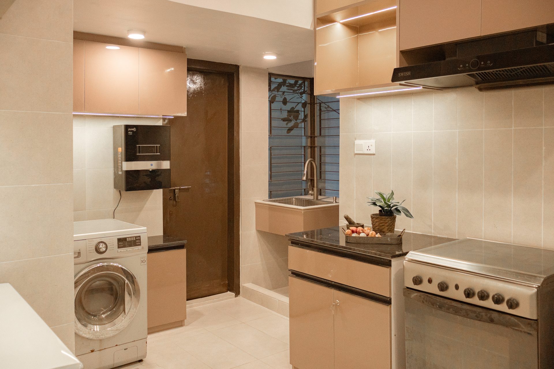 Kitchen washing area with a larger sink and washing machine